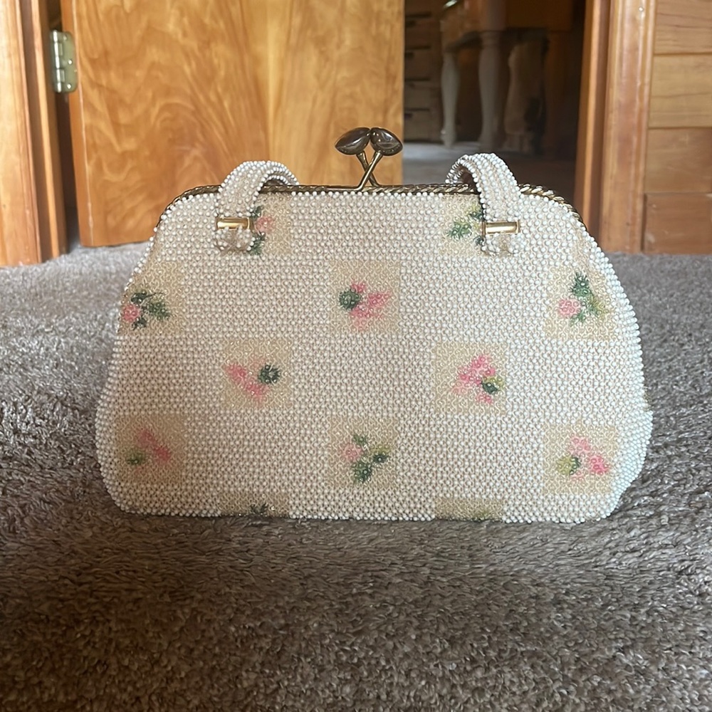Great vintage purse, cream color beaded, in great condition !